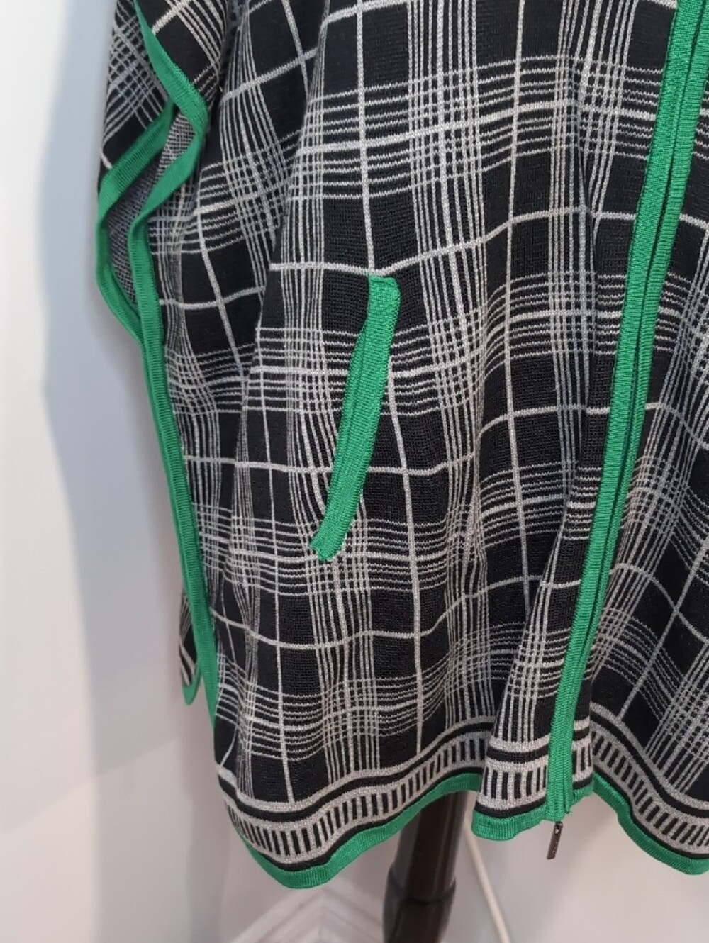Lyse Spenard Black Plaid Zip-Front Cape Poncho Jacket with Green Trim Large / XL - Picture 6 of 13